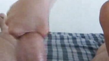 Σκηνή Deep Throat με δελεαστική Naomi Blue από πορνο σεξ το Team Skeet